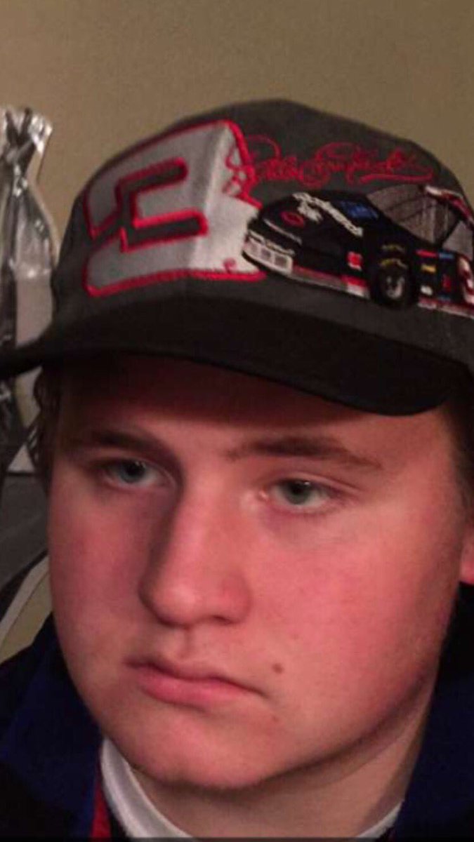 chadbartosh8's tweet photo. Happy 21st birthday @collinkroke15 gonna be a great night #bulldog #craig #roundy #krokthewoat #CCcorp https://t.co/iMBnoox4LT