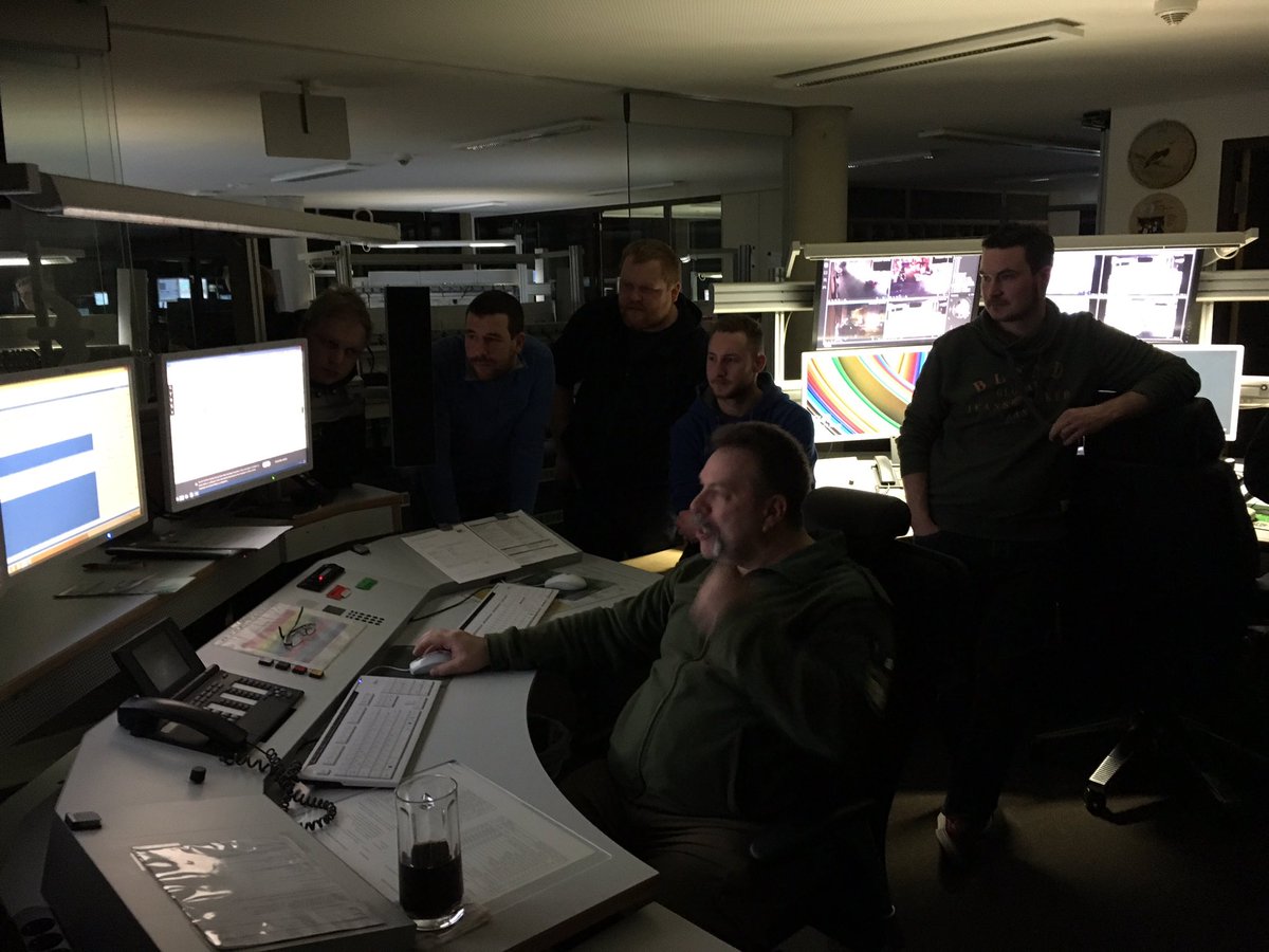 #THW #Rosenheim heute zu Gast in der Einsatzleitstelle der <a href="/polizeiOBS/">PolizeiOberbayernSüd</a> 

Herzlichen Dank für die tolle Führung!