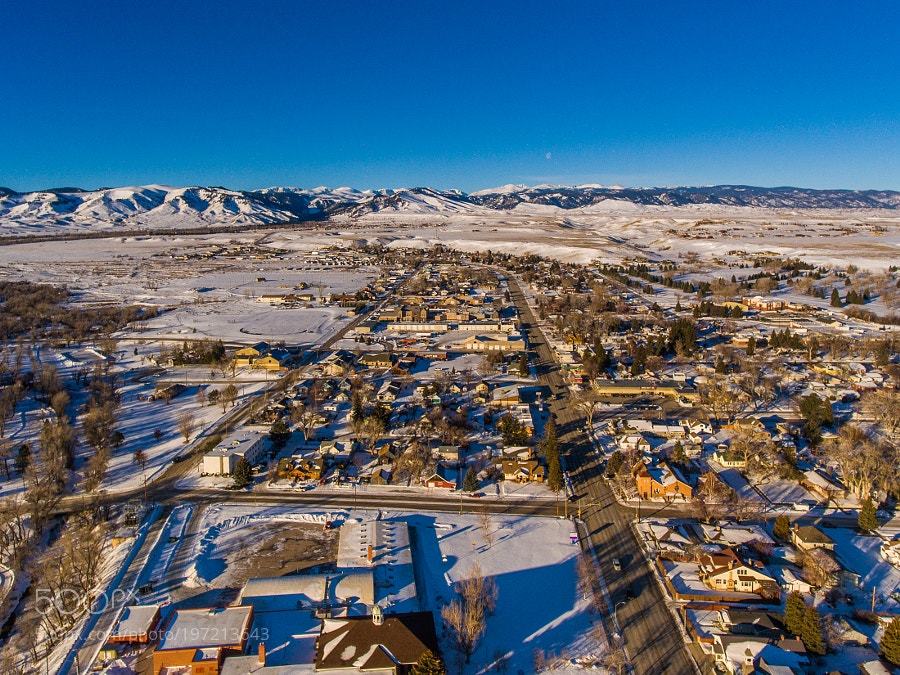 photosmonde's tweet photo. A chilly morning over the Bighorn Mountains and idyllic town of Buffalo, Wyoming. by jdanphoto #photomonde #worldpi… https://t.co/Rgo9HeYQND