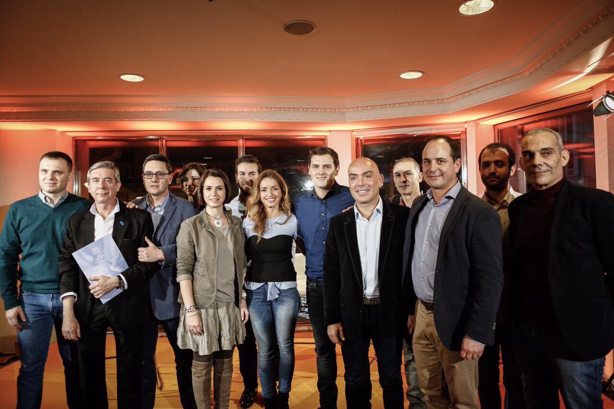 Albert_Rivera's tweet photo. Gracias a todos los que lucháis por regular #GestaciónSubrogada, y hoy a @soniaruanocoach, @SarasolaKike y P. Fuentes.
Juntos lo lograremos. https://t.co/UWay2Mb1Sh