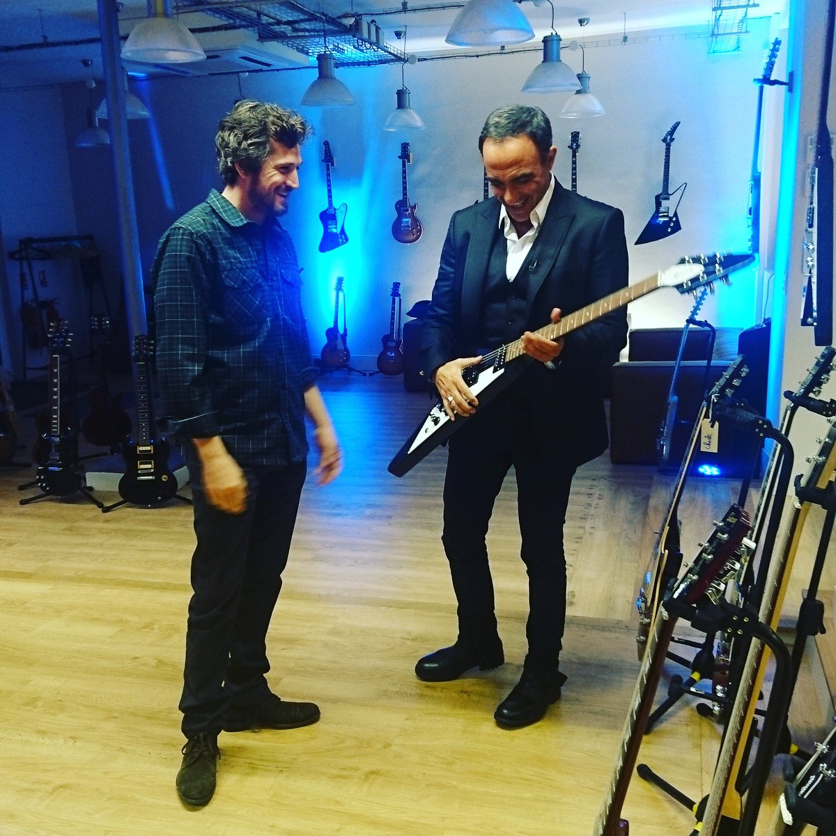 celinejallet's tweet photo. Nikos et Guillaume Canet se la jouent Rock n roll au #showroomgibson 
#50mininside #rocknroll #portrait @nikosaliagas @guillaumecanet https://t.co/CKe9BYaSPk