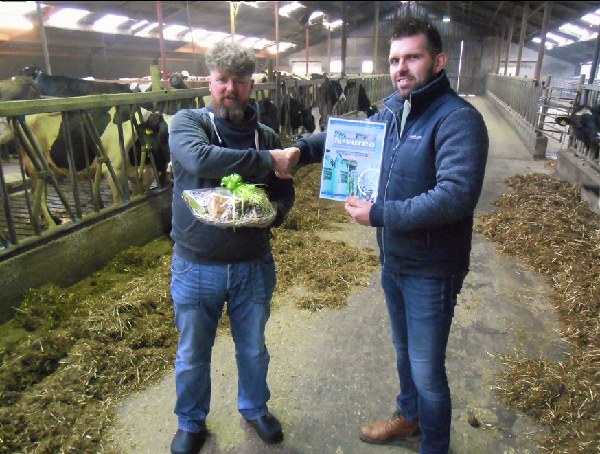 Melkveehouder Eric Kleinnijenhuis winnaar prijsvraag <a href="/Rundvee_EH/">Rundvee_Mechanisatie</a>  kreeg van <a href="/Adriaan_Du/">Adriaan Dubbeldam </a> de prijs  van 500 kg #NOVUREA overhandigd.