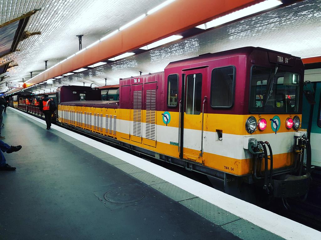 JumpforKangoo's tweet photo. After 3 years I still get surprised by Paris #lol #ratp #metro #paris #funny #instalol #drole #haha #surprisingparis #pasmonmetro #tuesday https://t.co/6Sw82dGDOu