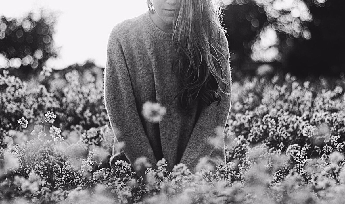 sofialledogomez's tweet photo. Imagine..🌿🌼🌾 

📸 by @christianoriola
 
#locaporlosbolsos #blonde #blogger #fashion #instagramer #happiness #instablogger #photooftheday https://t.co/7hMVFEISXT