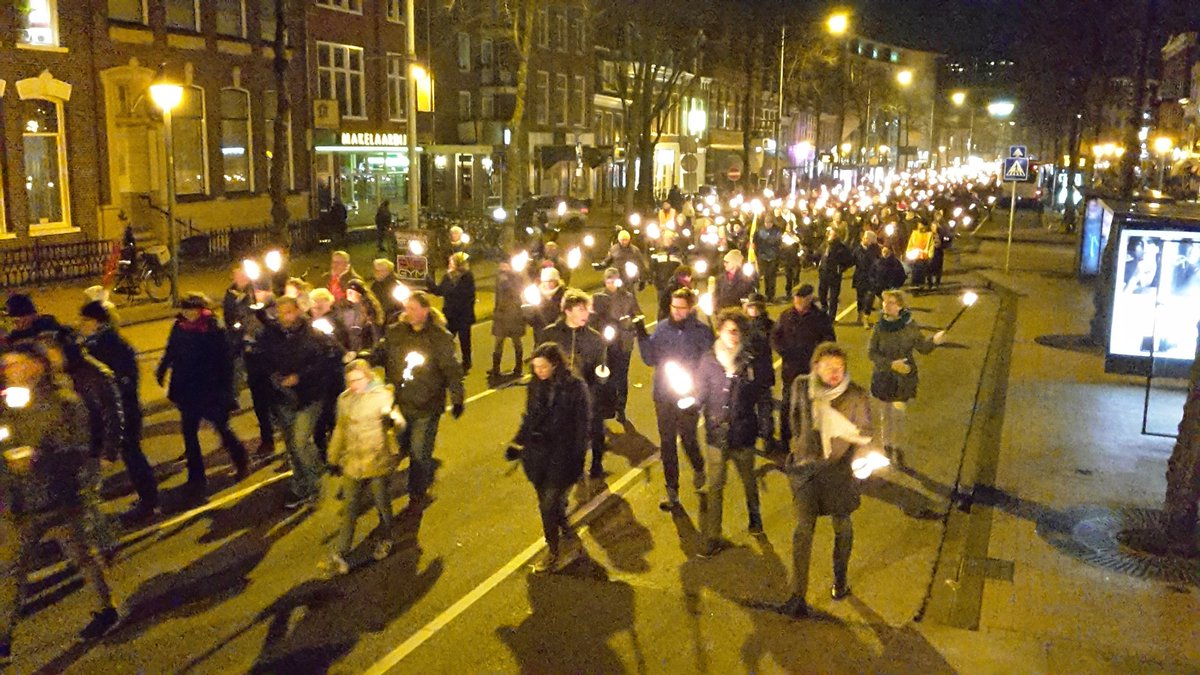 DTVos's tweet photo. Bijzonder: zelfs een beetje #sneeuw tijdens #gasprotest #fakkeloptocht #groningen https://t.co/bWZpblE9rh