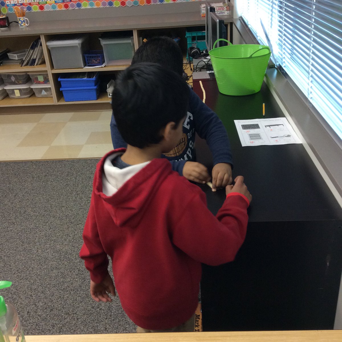 SBestebreur's tweet photo. Today we are measure using popsicle sticks ! #quatamarocks #besters https://t.co/EOQaeiAgms