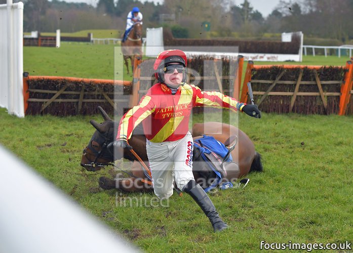 FocusImagesLtd's tweet photo. Dismount for @CobdenHarry on #CooleCody at @MarketRasenRace today. Pic by #MartinLynch https://t.co/LaIQm2prZM