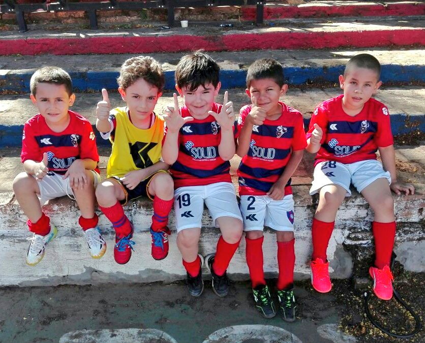 CerroFutsalFIFA's tweet photo. Continúan las prácticas de la Escuela de Futsal FIFA "Futsalitos &amp;Futsalitas" 🔴🔵
#UnaPasiónQueCrece 👦👧 https://t.co/8jhyEBgeSP