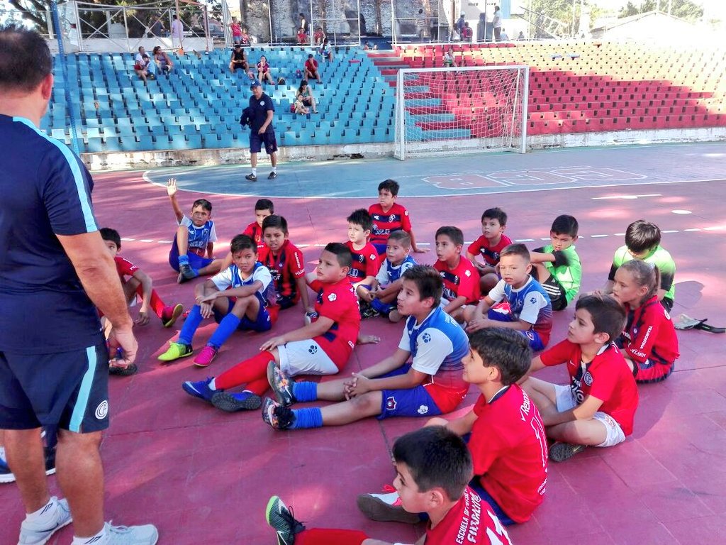 CerroFutsalFIFA's tweet photo. Continúan las prácticas de la Escuela de Futsal FIFA "Futsalitos &amp;Futsalitas" 🔴🔵
#UnaPasiónQueCrece 👦👧 https://t.co/8jhyEBgeSP