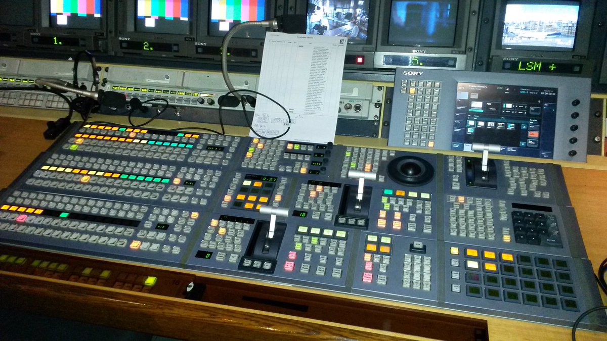 vince1786's tweet photo. Y a 3 ans #souvenircommeFB truquiste dans un car @ampvisualtv pour @F3PoitouChtes #LVEL with @jaimeniort1 #larochelle https://t.co/sOlS3dc2IH