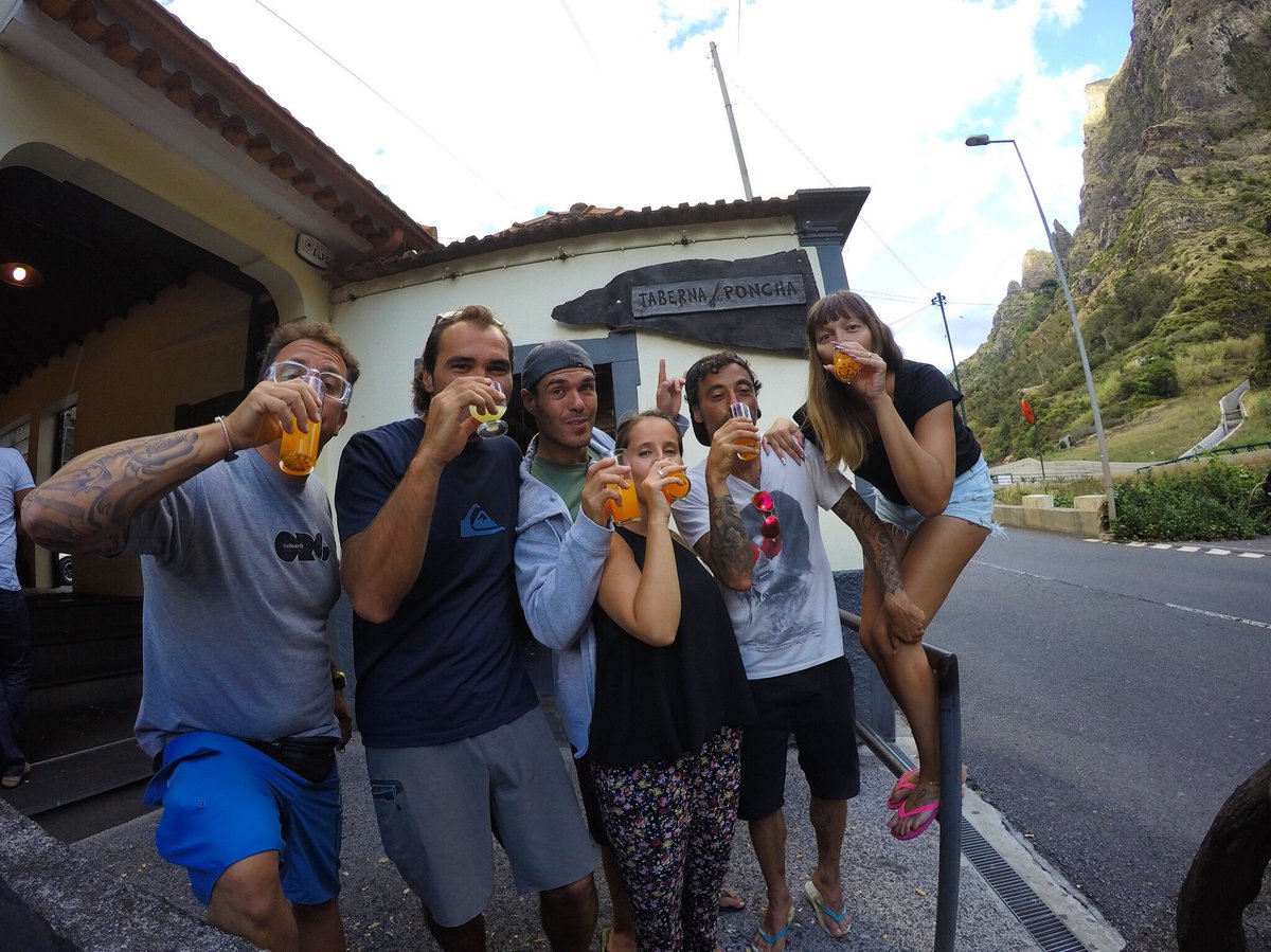 eduarcia18's tweet photo. Há coisas que nunca são de mais... #surf #amigos e #poncha 🙏🙌 #maisumarodada ?? https://t.co/vsUolEBihT