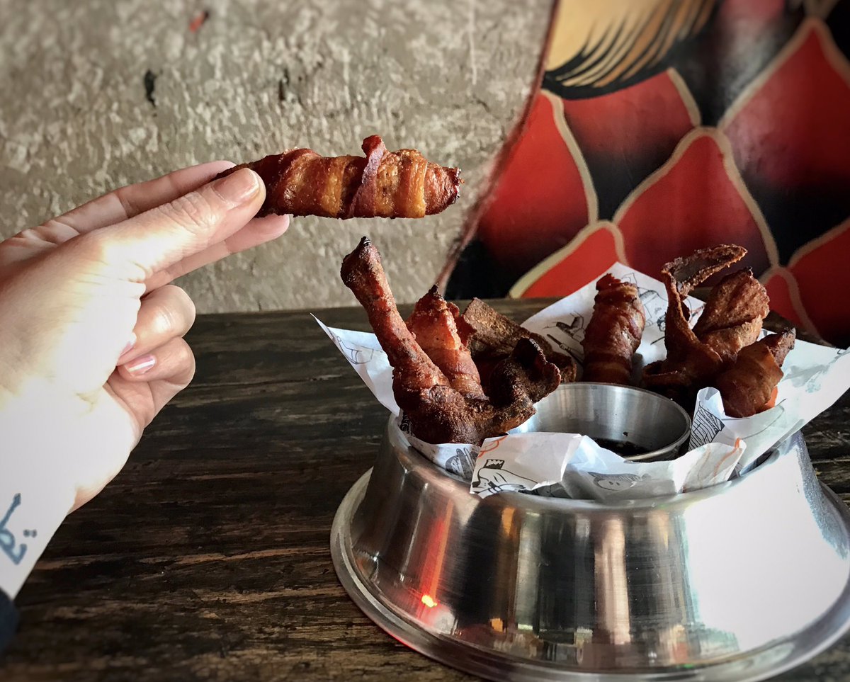 Dedos de lomo de cerdo envueltos en tocino y pa' acompañar salsa de maple con pepperoncino. ¡Atásquese ahora que hay lodo! <a href="/h_mataleon/">hamburguesamataleon</a> #Roma