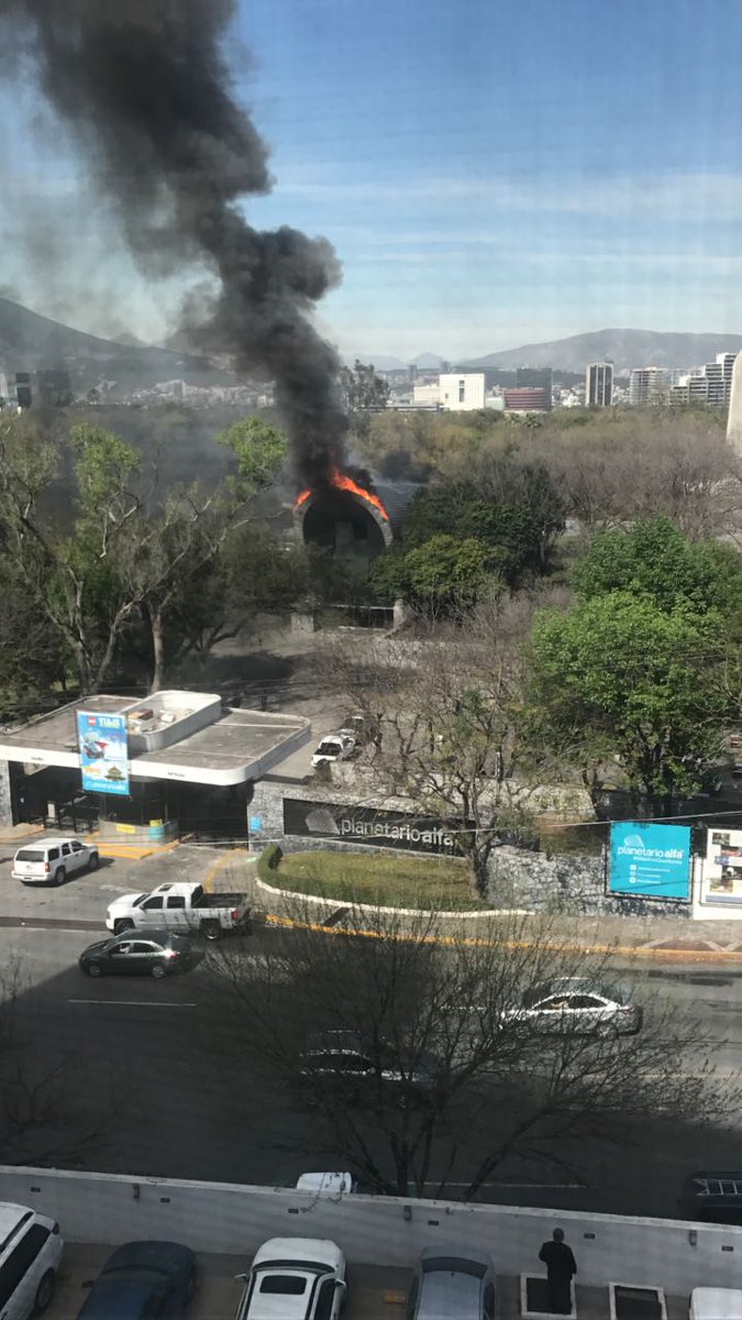 telediariomty's tweet photo. #ATENCIÓN ⚠️

Imágenes del incendio en las instalaciones del Planetario Alfa

➡ https://t.co/QTq4aHSo6D https://t.co/oHZo7kdT2A