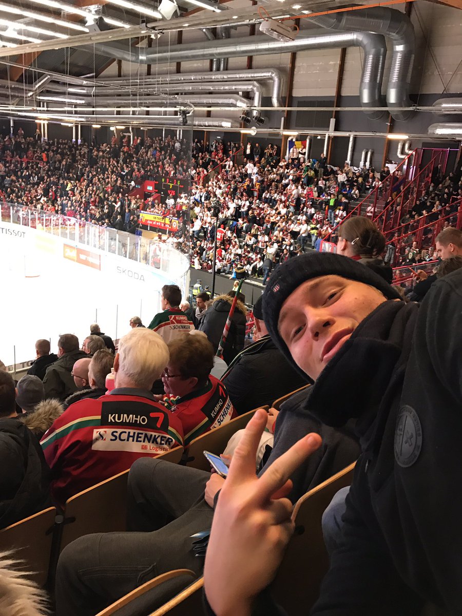 chengachu's tweet photo. First time watching hockey, Frölunda is the best team!!! Beautiful!!!! #4frolunda https://t.co/YBfGQgjVjA