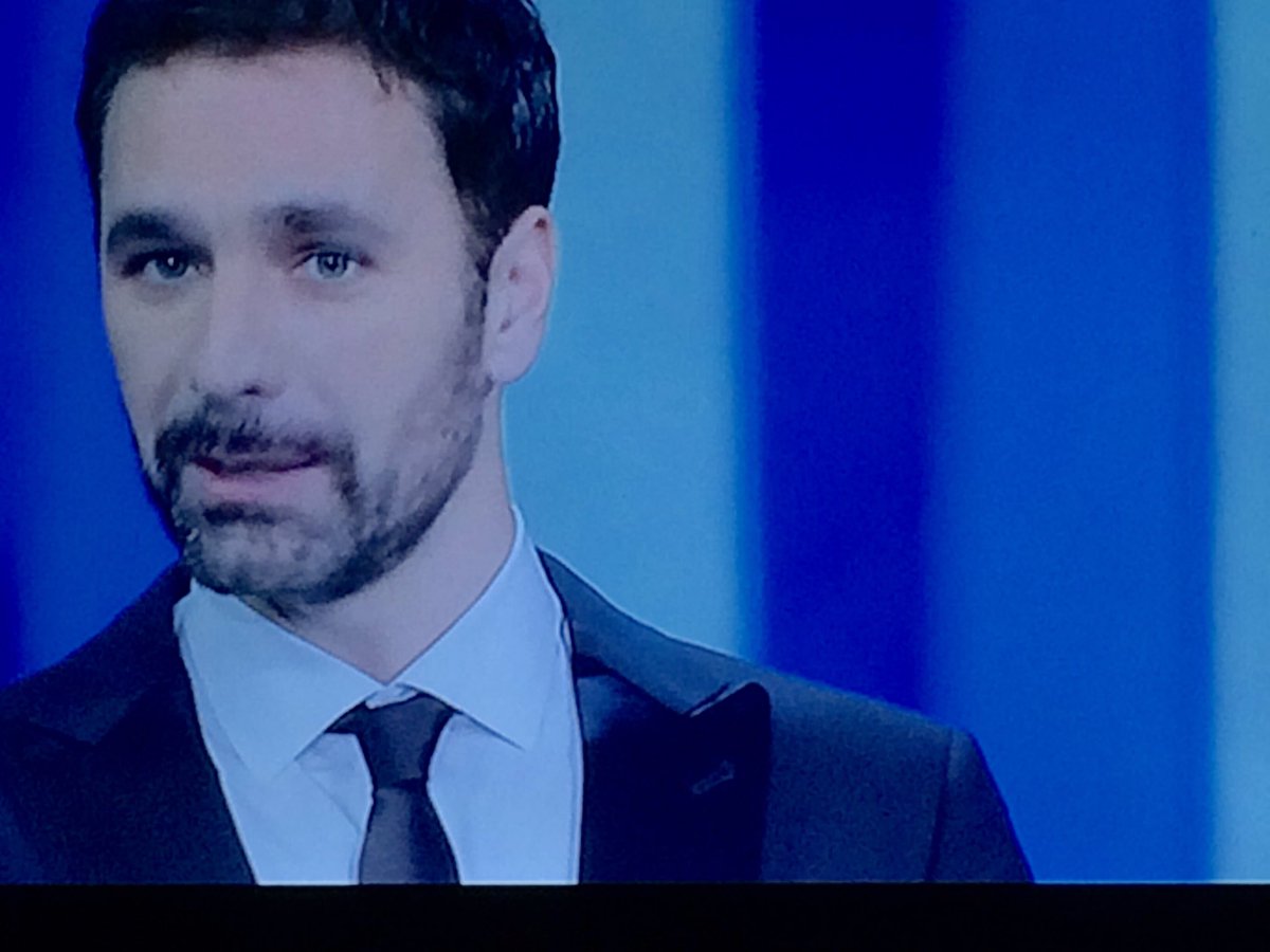 #sanremo2017 *SANREMO* - E sul palco dell'Ariston un timido #raoulbova #esibizionebreve