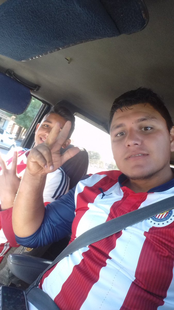 Portando la rojiblanca con orgullo y amor.!! Somos de <a href="/Chivas/">CHIVAS</a> !