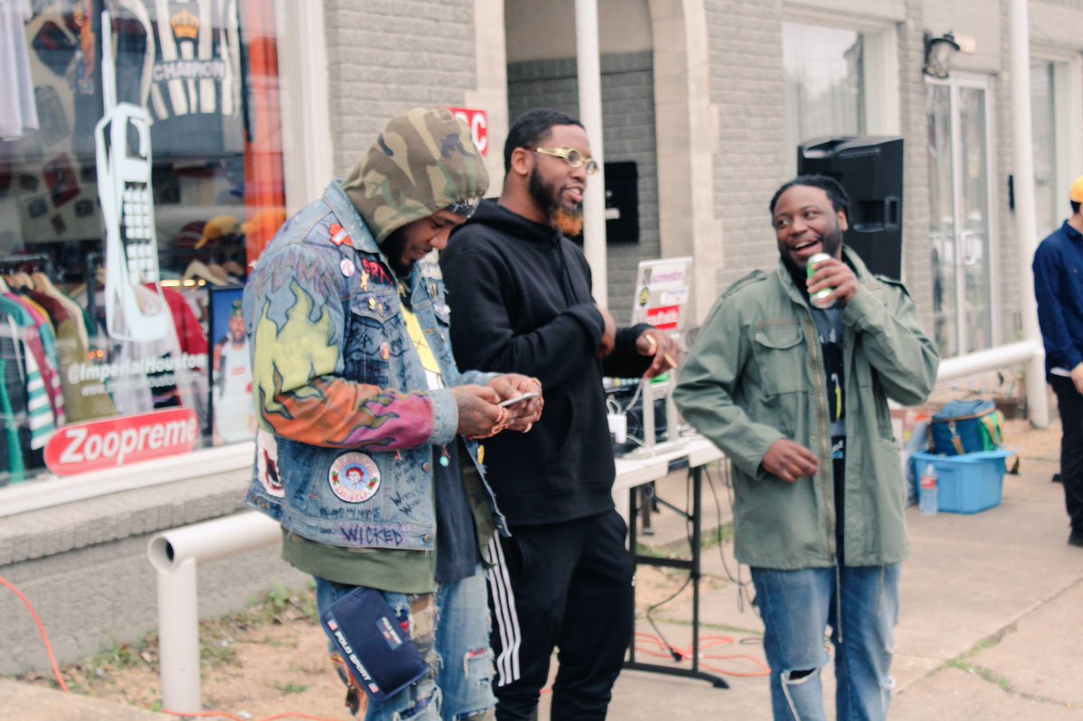 STrueington's tweet photo. Some quick pictures I took at the @_StayTrue96 pop up this weekend! Y'all hit the site &amp; check out the new merch! #StayTrue https://t.co/isbOPaa9FL