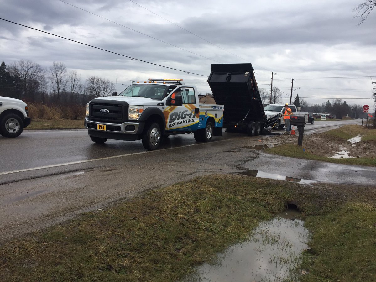 DigItExcavating's tweet photo. Cold patch. #citysewer #fordf150nation #digginit #asphaltpatch #amquip https://t.co/RQhYR1Dla2