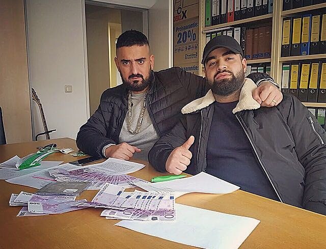memoazzlack's tweet photo. Ja ich hab unterschrieben! @GenerationA2z 
Mein Mixtape steht! 2017 Deutschrap es wird Zeit um dir zu zeigen wie es geht! https://t.co/Xot5PMOu6g