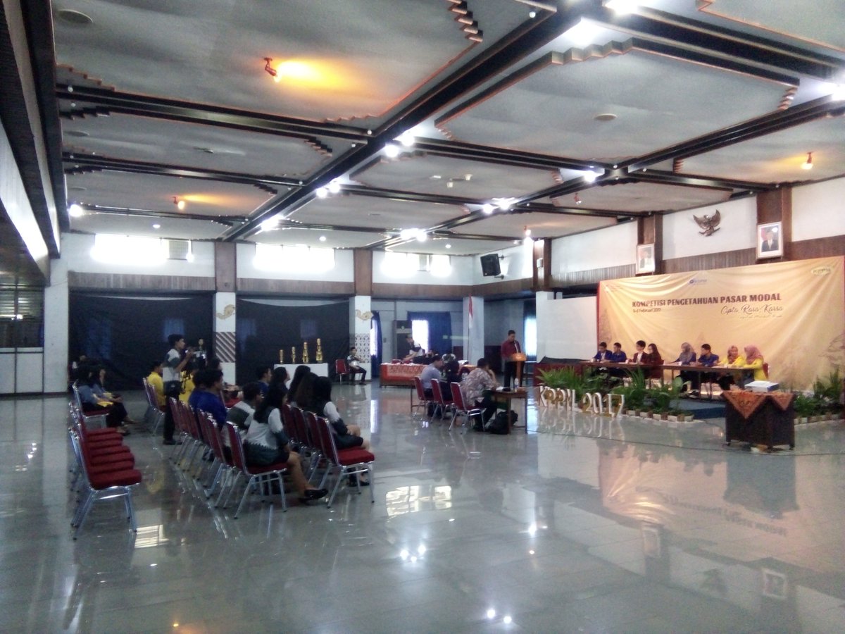 Hari ketiga Kompetisi Pengetahuan Pasar Modal 2017 , lagi sesi Debat .. semangat teman teman :)))