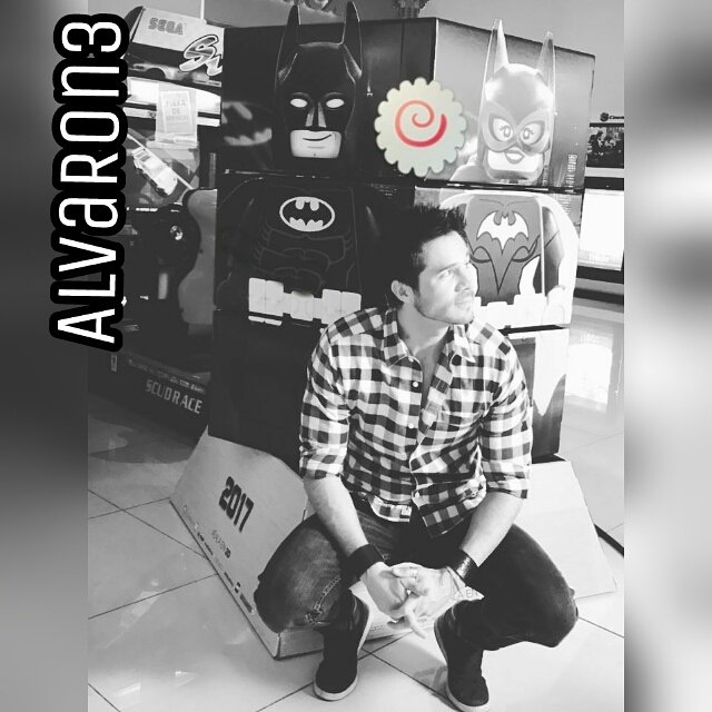 Alva_Ron3's tweet photo. Nuestro caballero de la noche favorito... #BatRon 💪👅✊
#Batman @JoseRon3 https://t.co/IsZR9yySll