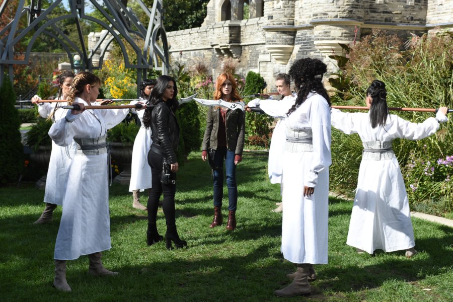 ShadowhuntersTV's tweet photo. Talk about FIERCE.
RETWEET if you loved seeing the #IronSisters. #Shadowhunters https://t.co/sLFyUi7cC8
