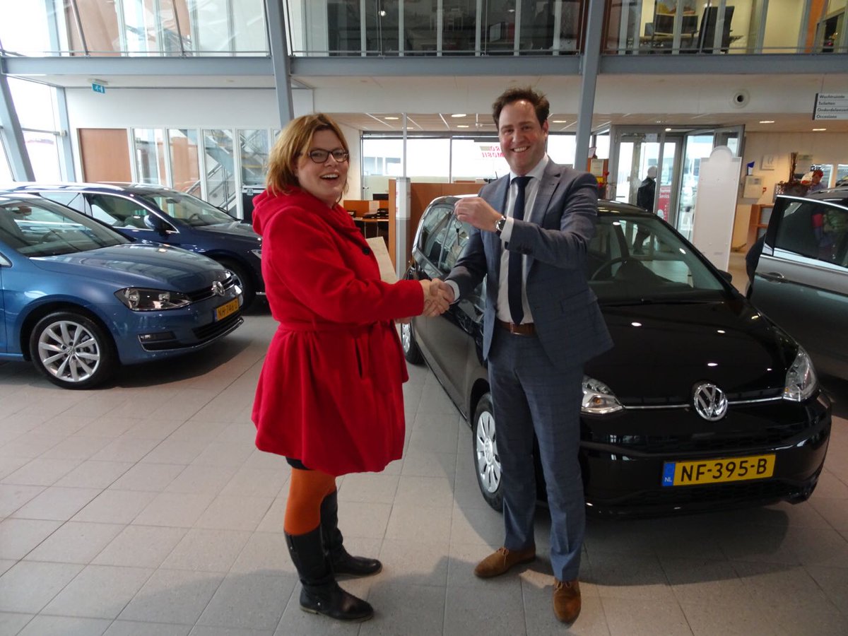 Lotary Prijswinnares Jedidja van de Kamp krijgt de sleutels van de gewonnen Volkswagen uit handen van Gijs van de Ridder van Pouw Automotive