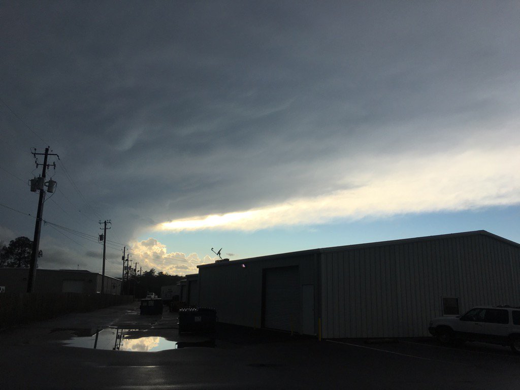 SGCLDIP's tweet photo. The dividing line in severe weather. https://t.co/5gzInXIHBg