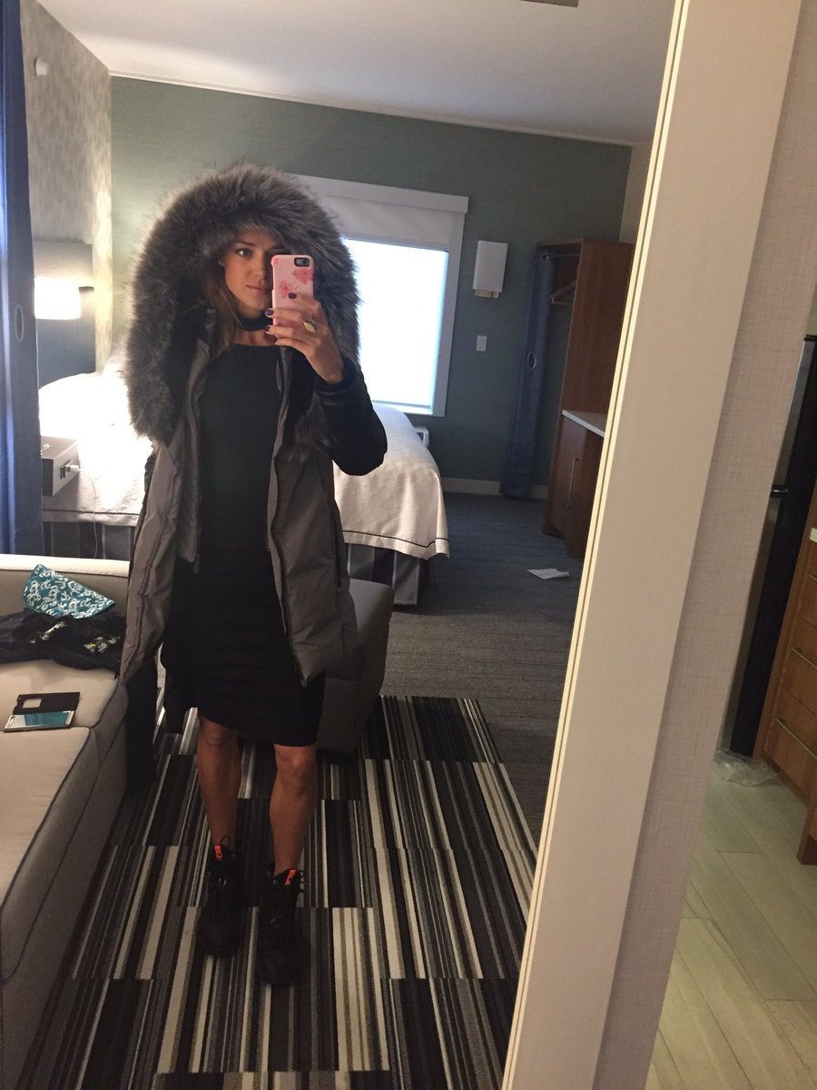 BishopMelissa's tweet photo. When it's freezing rain but you gotta get to the party π #onlyincanada #yabish #miltoncelebritysportsdinner #nikeACG #forthwin https://t.co/FioM930evd