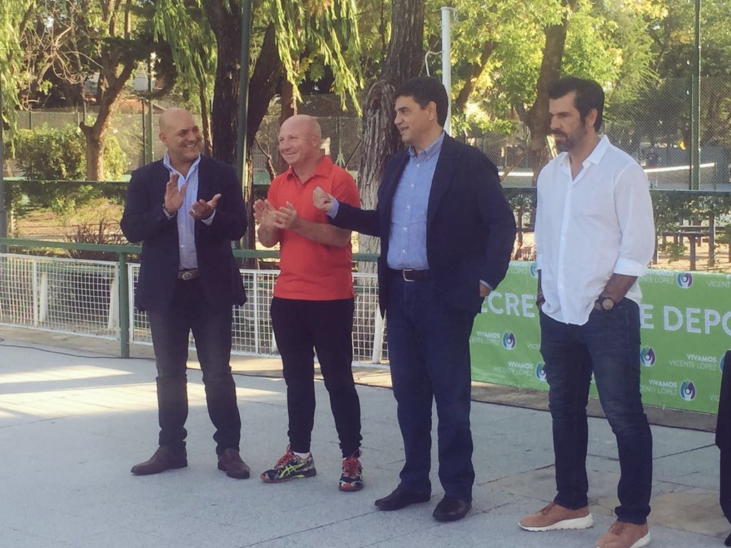 RamiroGimenezDS's tweet photo. Junto a @Colomac @jorgemacri y @ChinoTurnes en Vicente López entregamos subsidios a clubes. #ElEquipodeDeportes #TodosJuntos https://t.co/IZCsjnmODM