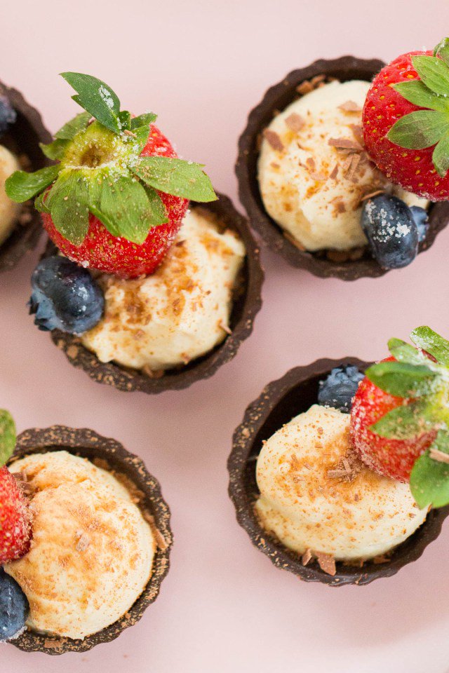 TheLaughingCow's tweet photo. Chocolate + Creamy Original Swiss + Berries?!? Yes please! #ReinventSnacking @SugarAndCloth https://t.co/bgT44xLPgh https://t.co/d0rziSLjCi