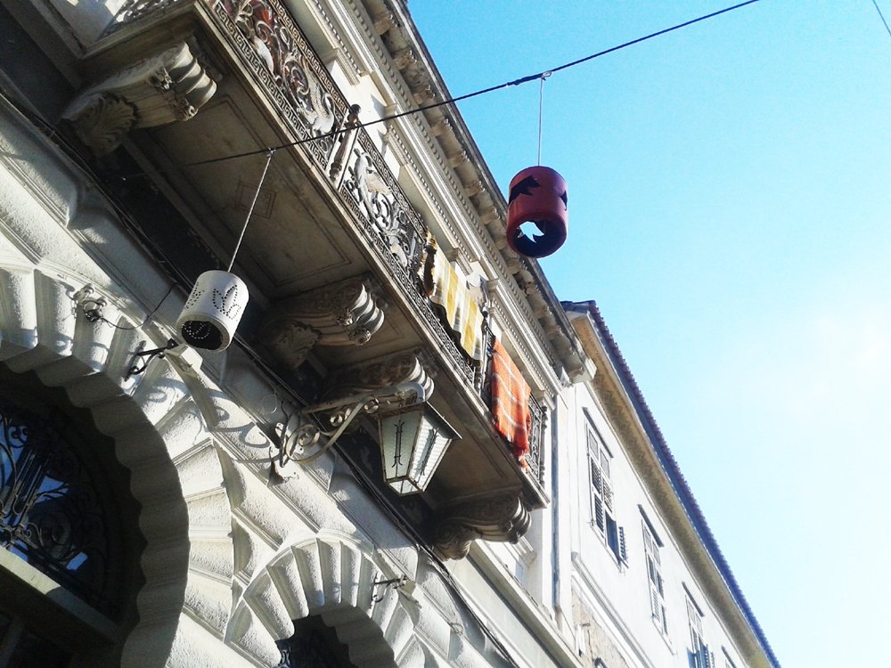 MyAthensTour's tweet photo. Strolling down the small streets of old town #Nafplion, pause and look up. Beautiful details, so worth it! #day_tour #Greece #travel #ttot https://t.co/Ryec8csV28