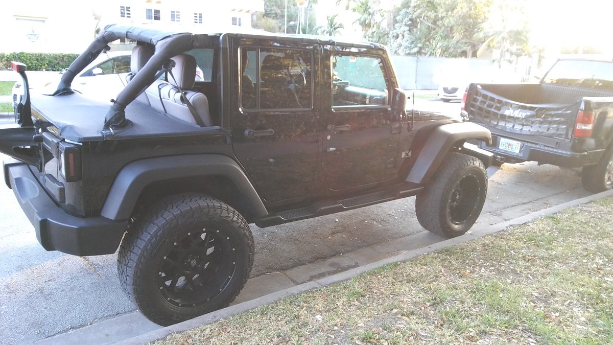 TonsofFunTours's tweet photo. Minding my business when I spot this black beauty @THEJeepMafia @Jeep_Clan @JeepCraze_ @JeepJewel @trlr8djeep @kokks29 @wookie_wizardry https://t.co/P0sK1yNovq