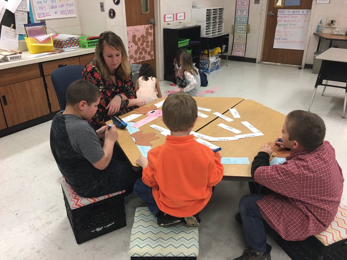 lanascurrence's tweet photo. So blessed to have RTI teacher @cookam_4 to teach my kiddos phonics. Isn't she great?! #hespiratelife @henrycoschools #iteachsecond https://t.co/vUGniNelQg