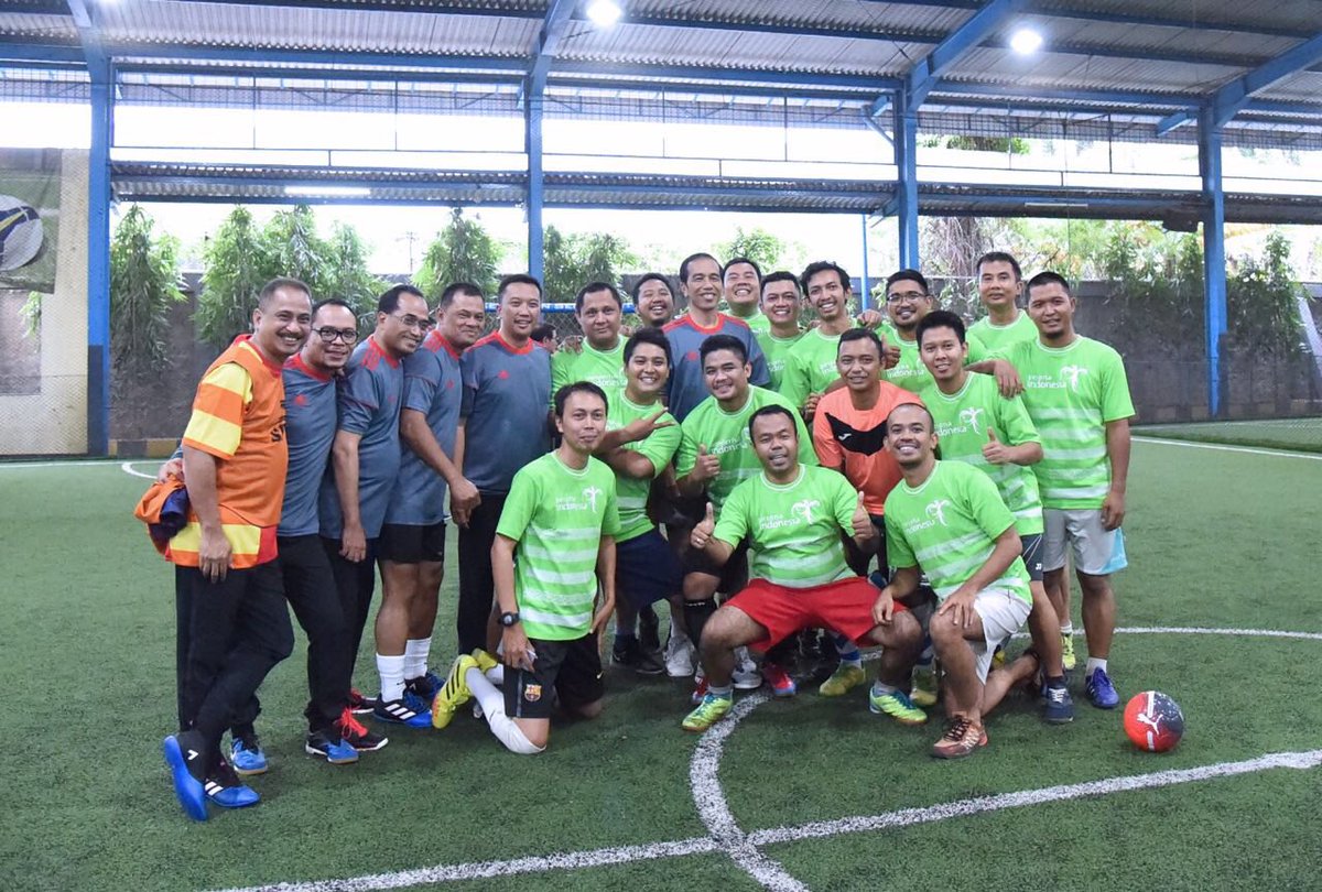 Kemarin sore main futsal, lawan wartawan Istana. Lumayan, capek. Ayo, kita rajin olahraga, biar sehat –Jkw
