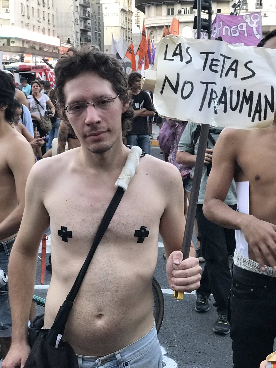 MacaTuits's tweet image. Muchos hombres acompañaron el #tetazo #BuenosAires @UniNoticias