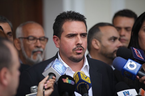 AsambleaVE's tweet photo. Dip.@stalin_gonzalez: Supuesta reunión entre Gobierno y oposición es una mentira. https://t.co/S7ZhTBeZ6B https://t.co/LfCwuJ6W7p