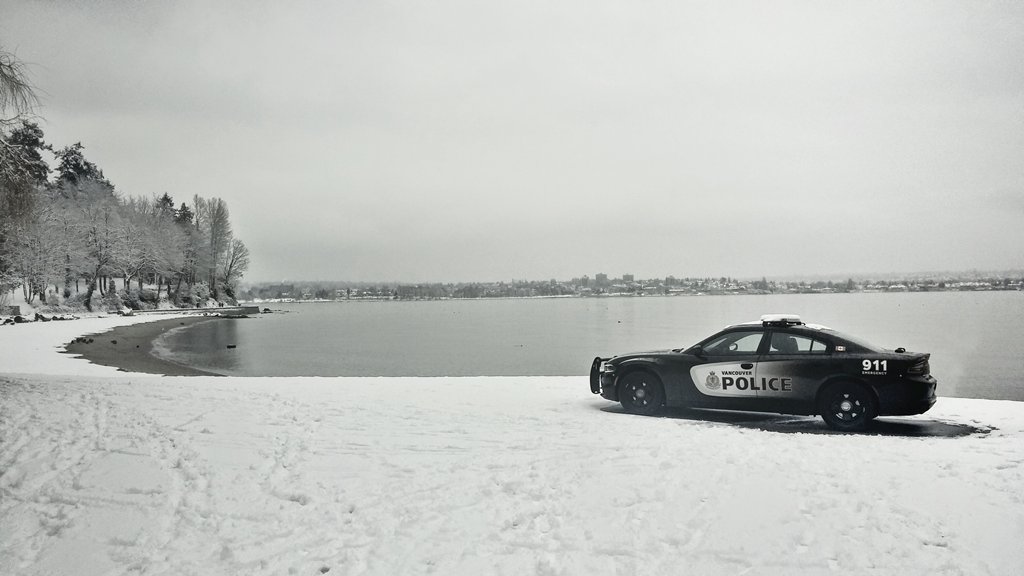 VancouverPD's tweet photo. #VPDcaptures: The calm before the #snow storm in English Bay last weekend. https://t.co/7yrwEf8au9 #VPD #BCSnow #Snowpocalypse #Vancouver https://t.co/ZEaqa337Yd