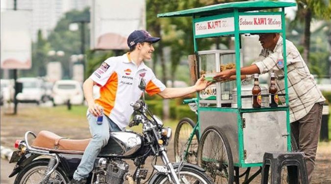SerbaBahenol's tweet photo. SerbaBahenol -  Marc Marquez Ketagihan Kuliner… https://t.co/RBxq901wiv #Artis #Celebrities #Slider #InfoSeleb #Artis #Terseksi #Bahenol https://t.co/goZnXzwzrW
