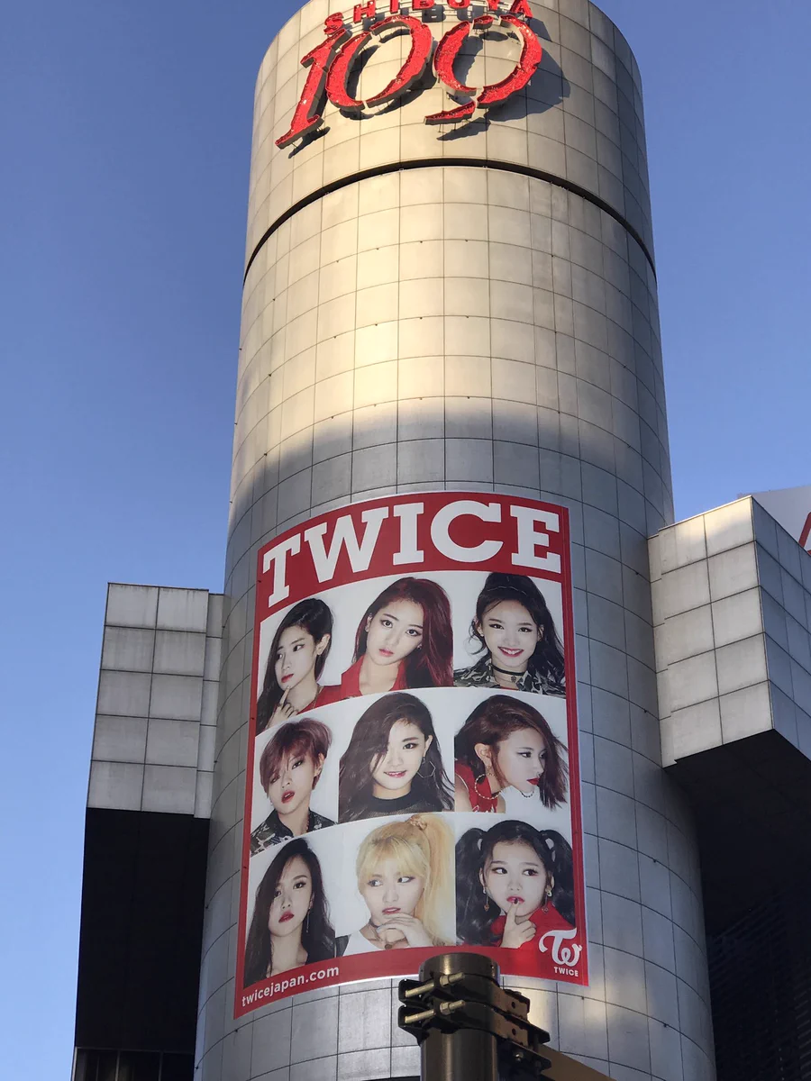 渋谷109に、今度はアイドルグループＴＷＩＣＥが登場ｗｗｗ