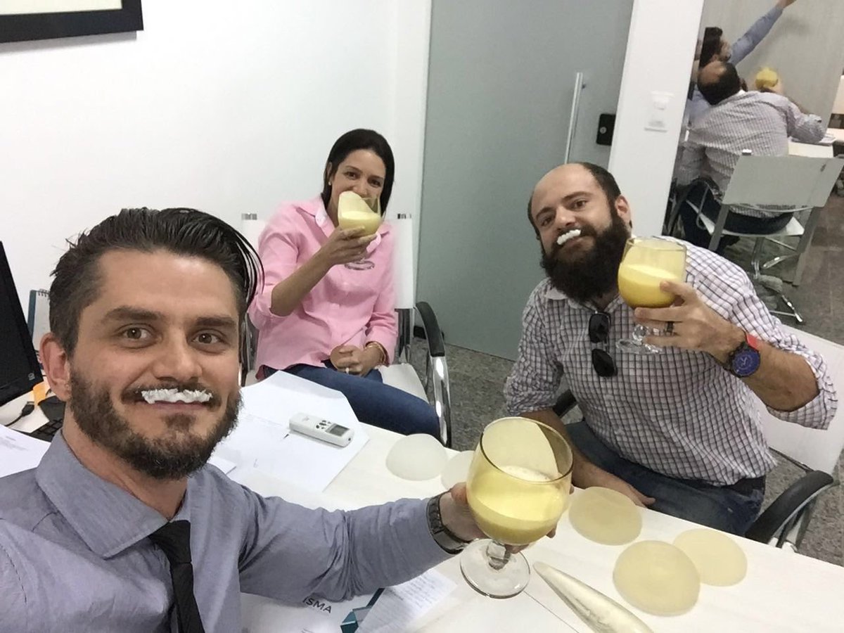 marcos_harter's tweet photo. Pronto, taí! Carol e Juliano (dois dos Adms) num dia de trabalho comum junto com o "metido do Marcos"! Só no suco de cupuaçu! #TeamMarcos https://t.co/01hemmzrVA