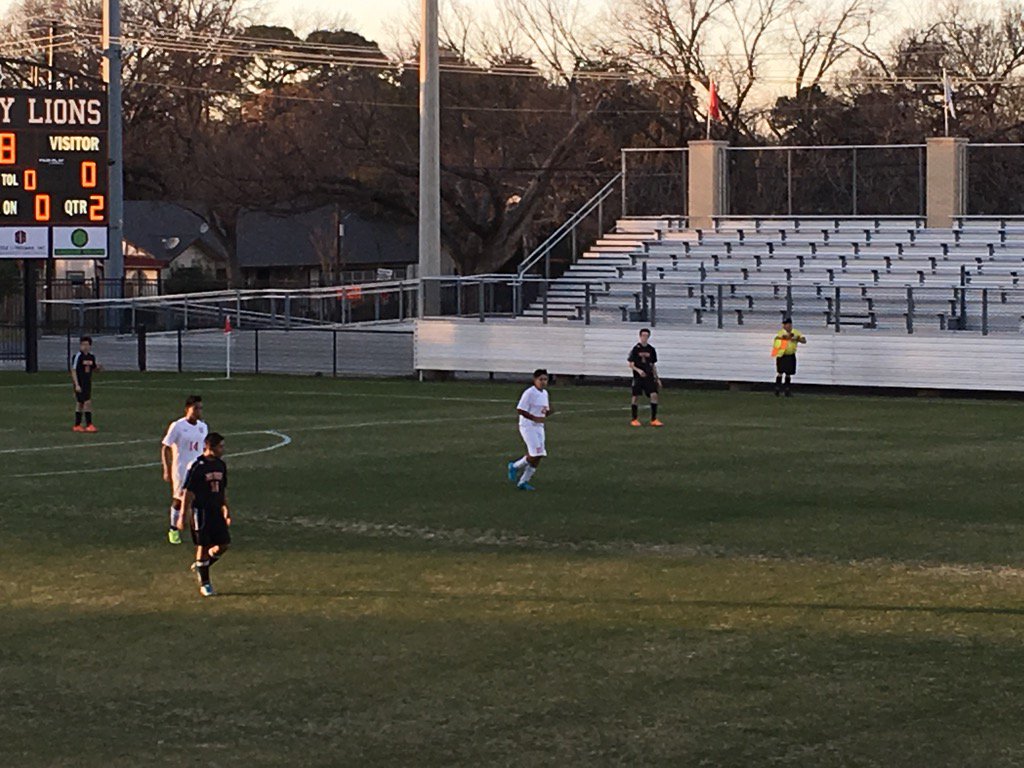 GenaroM1's tweet photo. #castleberryisd JV Soccer Los Leones ganaron! https://t.co/JA9LEyhCEl