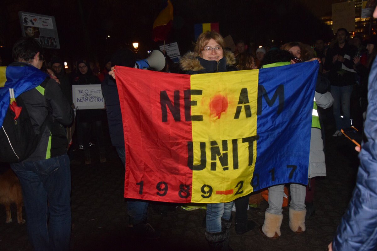 gabrielguita_'s tweet photo. #protest #protestromania #rezist #rezistam #anticoruptie #jospsd #romania #romanianprotests #neamunit https://t.co/x2OH3vL2Nu