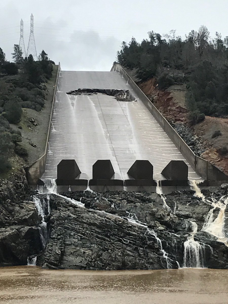 kurtisalexander's tweet photo. Another view of the damaged spillway at Lake Oroville. (Water releases temporarily halted.) #CaDrought https://t.co/3TXz07rpun
