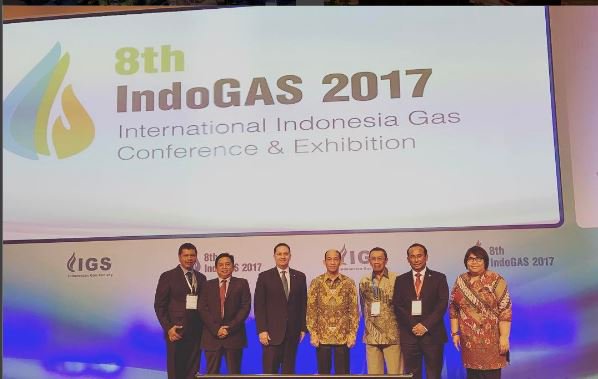 satyawidyayudha's tweet photo. Kemarin berbicara di Indogas 2017.  Bersama Pak Wamen @ArcandraTahar dan Bu Dirut @PTPERTAMINA Yeni A, usai pembukaan. @fraksigolkar https://t.co/ma9dYosmkx