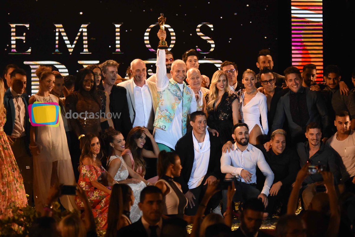 DoctaShow's tweet photo. @flaviomendoza el ganador del Carlos de Oro 2017. Todos los ganadores aquí.-> https://t.co/P7VfOlz07G https://t.co/W4lXH3w0V3