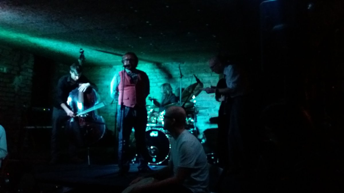 "Tuhle muziku je o dost zábavnější hrát než poslouchat." <a href="/VojtaVarys/">Vojtěch Varyš</a> se svou neexistující kapelou vcera v #cafevlese. Jedinečný zážitek.