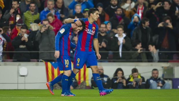 fcbarcelona_fra's tweet photo. ♥️🎩 Frappe de Leo #Messi 1️⃣0️⃣🇦🇷 + but ⚽️ de @LuisSuarez9 9️⃣🇺🇾 = Le Barça 🔵🔴 en finale de la Coupe du Roi 🔜 ! #ForçaBarça #FCBAtletico https://t.co/MSZH5cQLdq