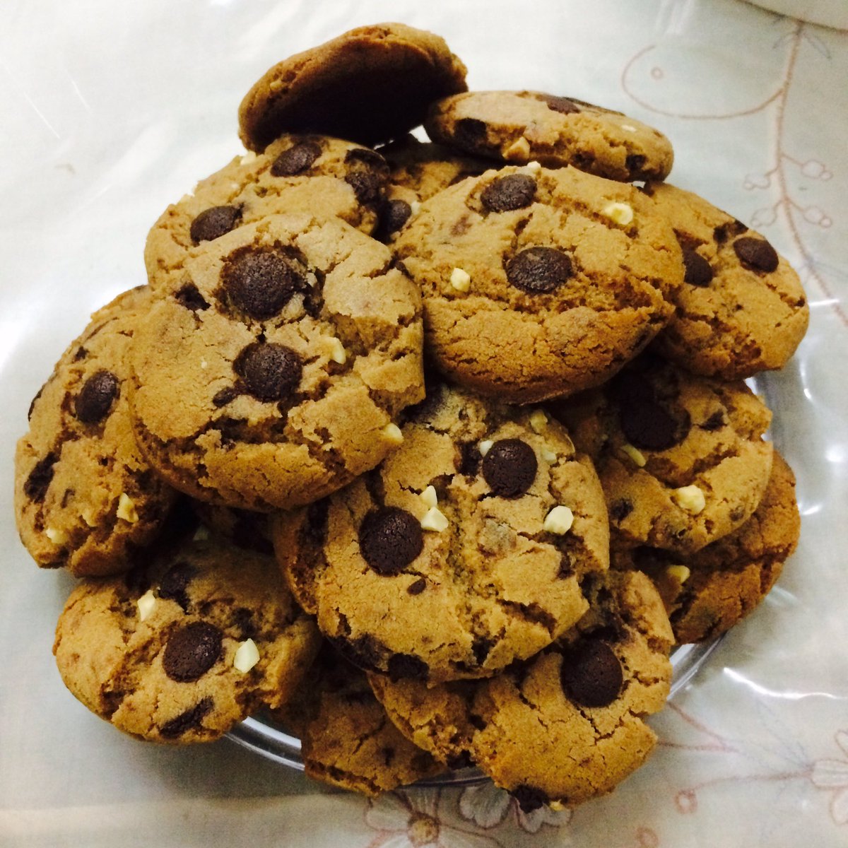 s0bster's tweet photo. Awwww its happening 😍🙋🏻🙋🏻 siapa nakkk dm me 😘💐 sedapnyaaaa bau smpai jirannn 😋😋😋 #suchabae #mykukiesairtangan #chocchipcookies https://t.co/3wkPw73rw4