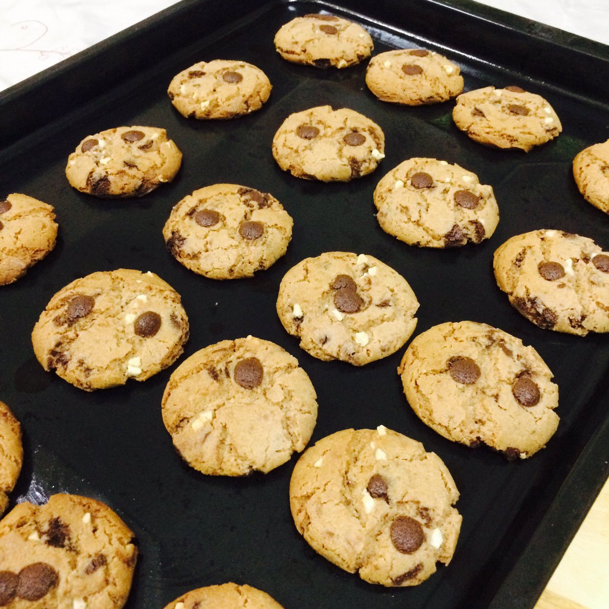 s0bster's tweet photo. Awwww its happening 😍🙋🏻🙋🏻 siapa nakkk dm me 😘💐 sedapnyaaaa bau smpai jirannn 😋😋😋 #suchabae #mykukiesairtangan #chocchipcookies https://t.co/3wkPw73rw4